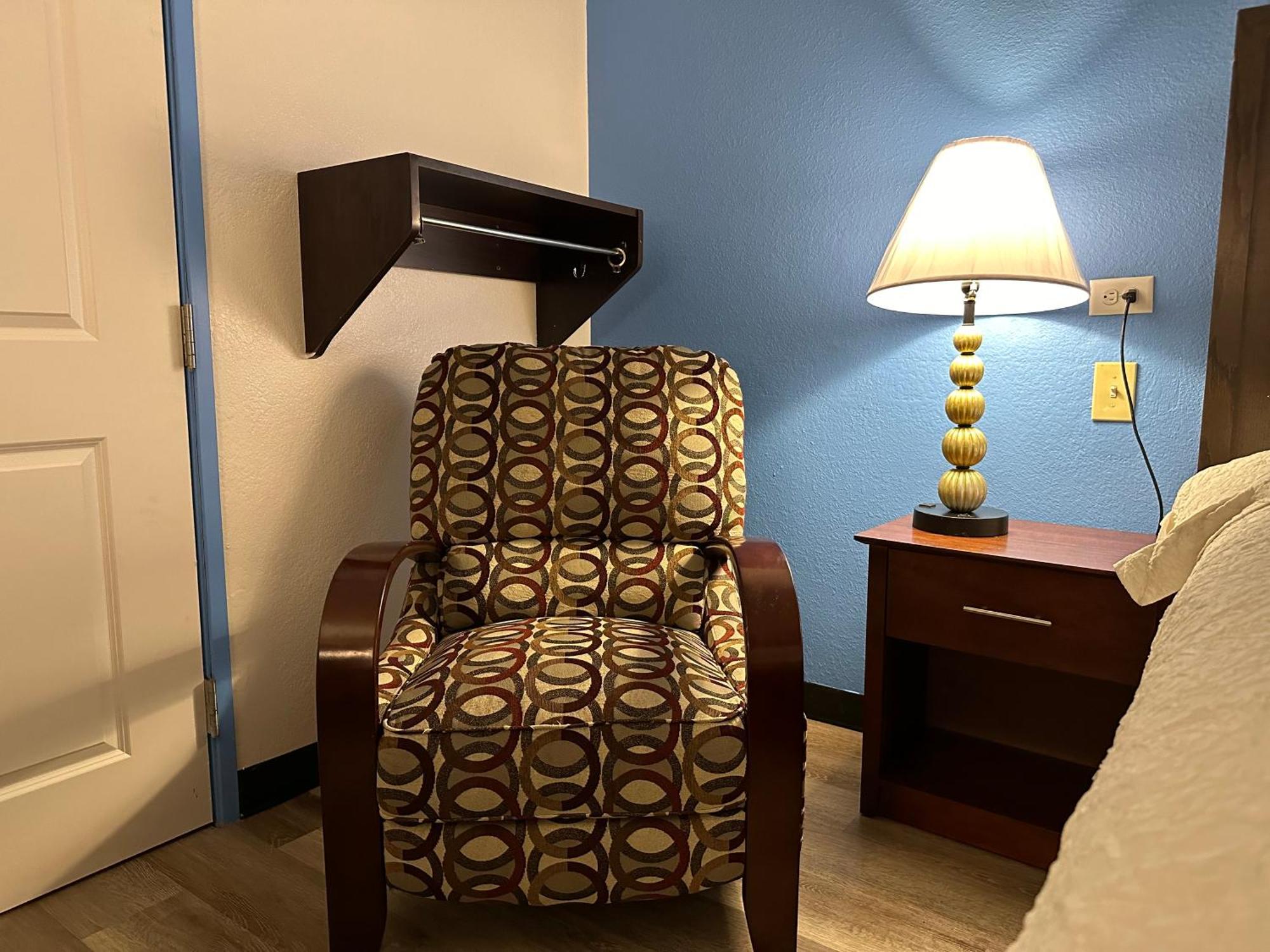 American Inn & Suites Bishop Airport Flint Esterno foto