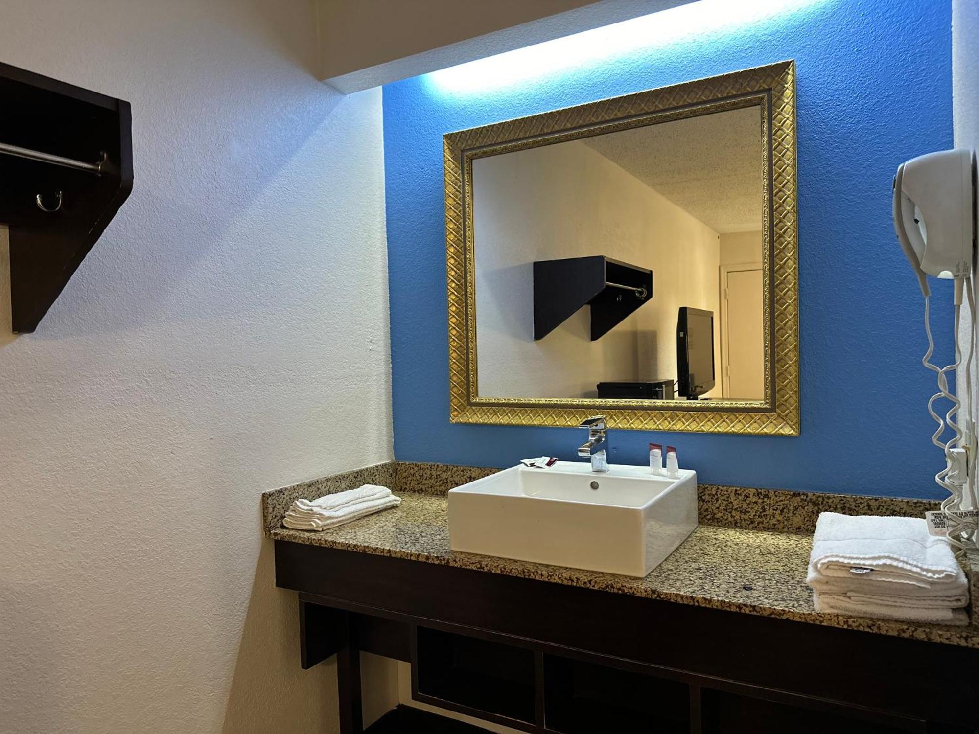 American Inn & Suites Bishop Airport Flint Esterno foto